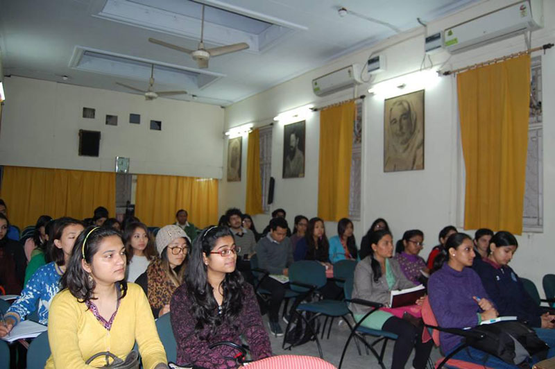 Nieuwsgierigheid typeert bezoek studenten aan Himalaya Seva Sangh en Gandhi Museum Studenten